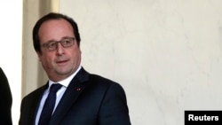 Le president Francais Francois Hollande dans son Palais de l'Elysee a Paris, dec. 23, 2015.