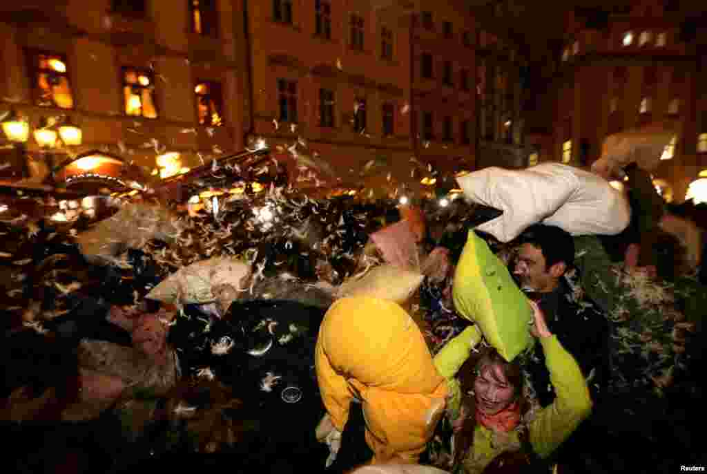 دعوا با بالش در میدانی در پراگ، پایتخت جمهوری چک.