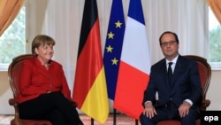 Le président français François Hollande, à droite, et la chancelière allemande Angela Merkel, assistent à une réunion avant la 18e réunion du cabinet français-allemand à Metz, France 07 Avril 2016. EPA / THIBAULT CARMUS / POOL