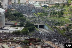 抗议者于2019年6月12日在香港政府总部外举行集会，以阻止有争议的引渡法案。