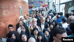 Para jemaah Iran berkumpul di Bandara Imam Khomeini, Teheran sebelum berangkat ke Mekkah, 31 Juli 2017. (Foto: Nazanin Tabatabaee Yazdi/TIMA via Reuters)