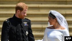 Le prince Harry, duc de Sussex et sa femme, Meghan, duchesse du Sussex, quittent la porte ouest de la chapelle St George, Windsor Castle, à Windsor, le 19 mai 2018 après leur cérémonie de mariage.