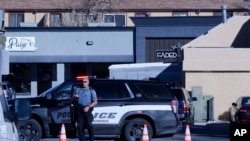 Seorang petugas polisi keluar dari mobilnya di dekat TKP di sebuah klub malam gay di Colorado Springs, Colorado, Minggu, 20 November 2022 pasca insiden penembakan. (Foto AP/Jenewa Heffernan)