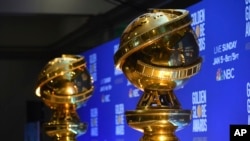 Patung-patung Golden Globe saat pengumuman nominasi penghargaan tahunan Golden Globe Awards ke-77 di Beverly Hilton Hotel, 9 Desember 2019. 