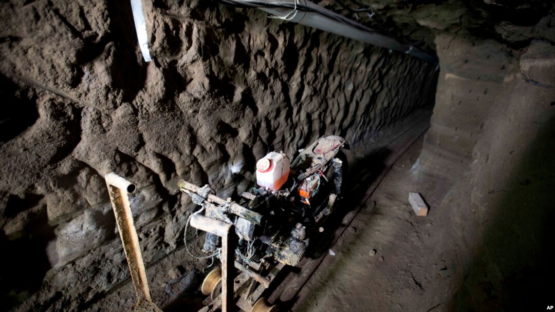 Sebuah motor yang dipasang di rel terowongan di bawah rumah yang baru separuh dibangun di mana gembong narkoba Joaquin "El Chapo" Guzman kabur dari penjara Altiplano yang dijaga super ketat di Almoloya, Mexico City barat, 14 Juli 2015 menurut pihak berwenang. 