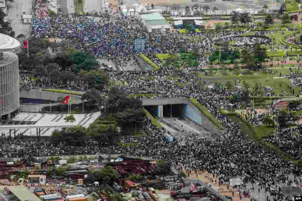 抗议者于2019年6月12日在香港政府总部外举行集会，以阻止有争议的引渡法案。