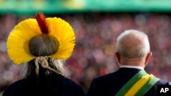 ARCHIVO - El líder indígena Cacique Raoni y el presidente, Luiz Inácio Lula da Silva, en el palacio presidencial de Planalto tras la ceremonia de toma de posesión de Lula, el 1 de enero de 2023. 