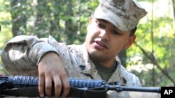 El sargento Eusebio López disparó a dos colegas, luego de atrincheró en un edificio de la Base Naval para luego quitarse la vida.
