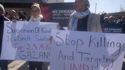 Warga Palestina memrotes penangguhan dana dari beberapa negara donor ke Badan Bantuan PBB untuk Pengungsi Palestina (UNRWA), di depan kantor UNRWA di kota Beitunia, Tepi Barat (foto: dok). 