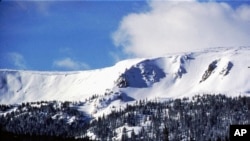 Pemandangan dari Arena Vasquez, yang merupakan medan baru di Winter Park Resort, dalam foto yang diambil pada Februari 1997. (Foto: AP/Byron Hetzler)