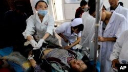 22일 중국 간쑤성 딩시 시 지진 피해자들을 의료진이 응급처치하고 있다.