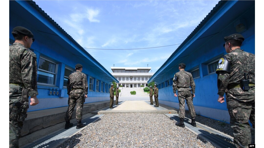 남북정상회담을 하루 앞둔 26일 경기도 파주 판문점에서 남측 군인과 북측 군인 사이로 군사분계선이 보인다.