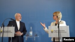 Le Marocain Mohammad Javad Zarif et son homologue suèdoise Margot Wallstrom lors d'une conférence de presse à Stockholm, Suède, le 1 juin 2016.