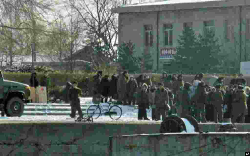 在北韩一座码头等船的人群，可以看到其中有一些军人