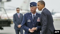Ðại tá Mark Camerer (trái) tiếp đón Tổng thống Barack Obama khi ông đến căn cứ Không quân Dover để tưởng niệm 30 quân nhân Mỹ tử trận