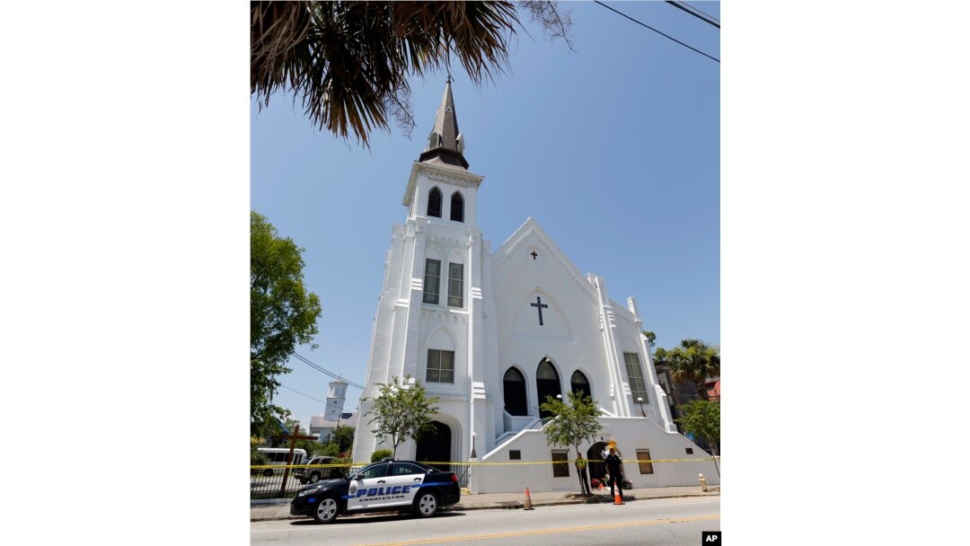 Dua polisi Charleston berdiri di depan Gereja Emanuel AME setelah penembakan Rabu malam di Charleston, South Carolina, 18 Juni 2015