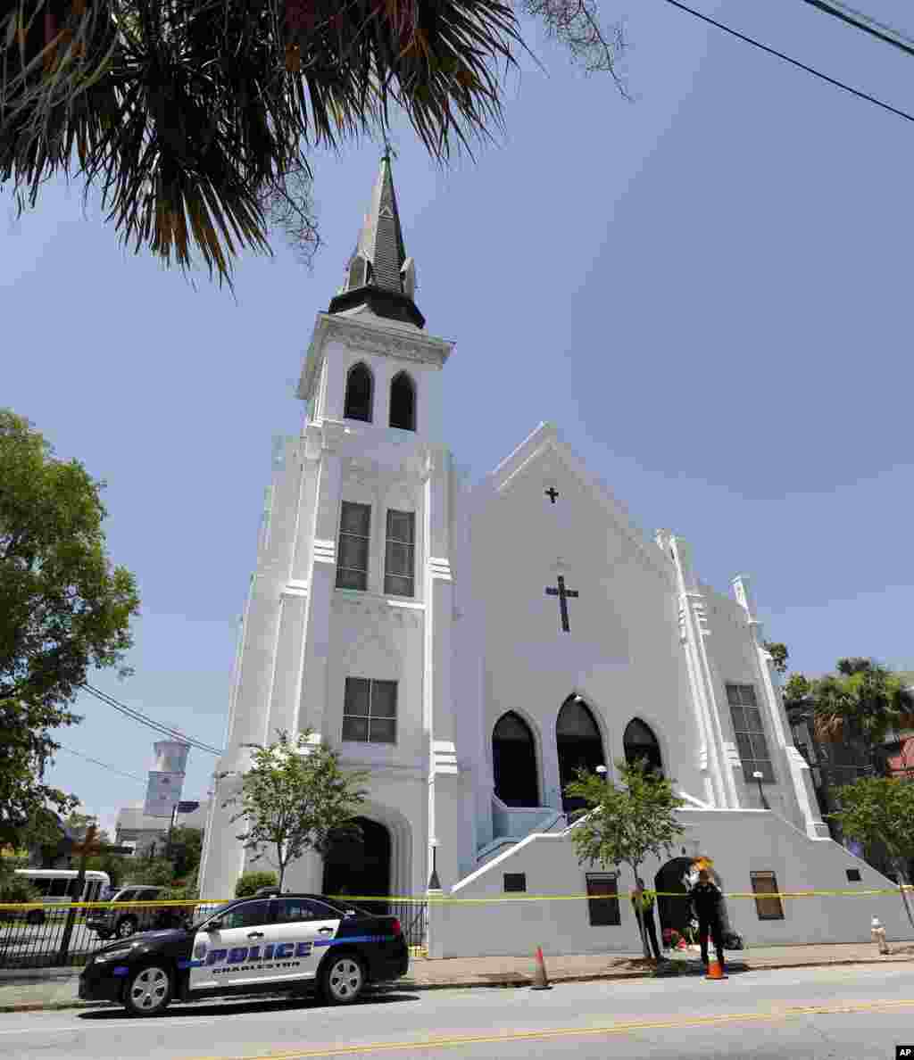 Maafisa wawili wav polisi wakisimama mbele ya kanisa la Emanuel AME kufuatia shambulizio la Jumatano usiku Charleston, S.C., June 18, 2015.