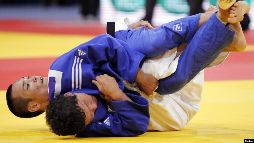 Yaponiyalik Ebinuma Masashi, qirg'izistonlik Bayalinov Islom. Dzyudo bo'yicha jahon chempionati, 23-avgust, 2011-yil.