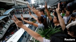Thai Protesters Use 'Hunger Games' Sign