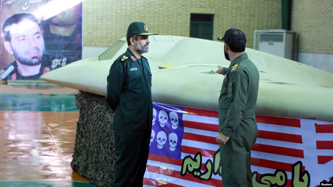 伊朗士兵守衛著當年被擊落的RQ-170哨兵無人機 (資料圖片)