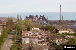 Bangunan rusak dan pabrik Pekerjaan Besi dan Baja Azovstal selama konflik Ukraina-Rusia di kota pelabuhan selatan Mariupol, Ukraina 3 Mei 2022. (Foto: REUTERS/Alexander Ermochenko)