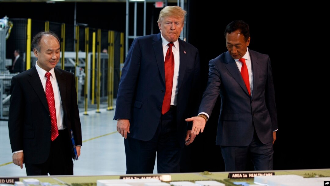 Presiden AS Donald Trump mendapat penjelasan dari CEO Foxconn Terry Gou (kanan), didampingi CEO SoftBank, Masayoshi Son, di Mt. Pleasant, Wisconsin, Kamis (28/6). 