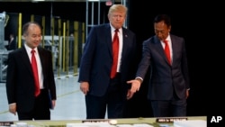 Presiden AS Donald Trump mendapat penjelasan dari CEO Foxconn Terry Gou (kanan), didampingi CEO SoftBank, Masayoshi Son, di Mt. Pleasant, Wisconsin, Kamis (28/6). 