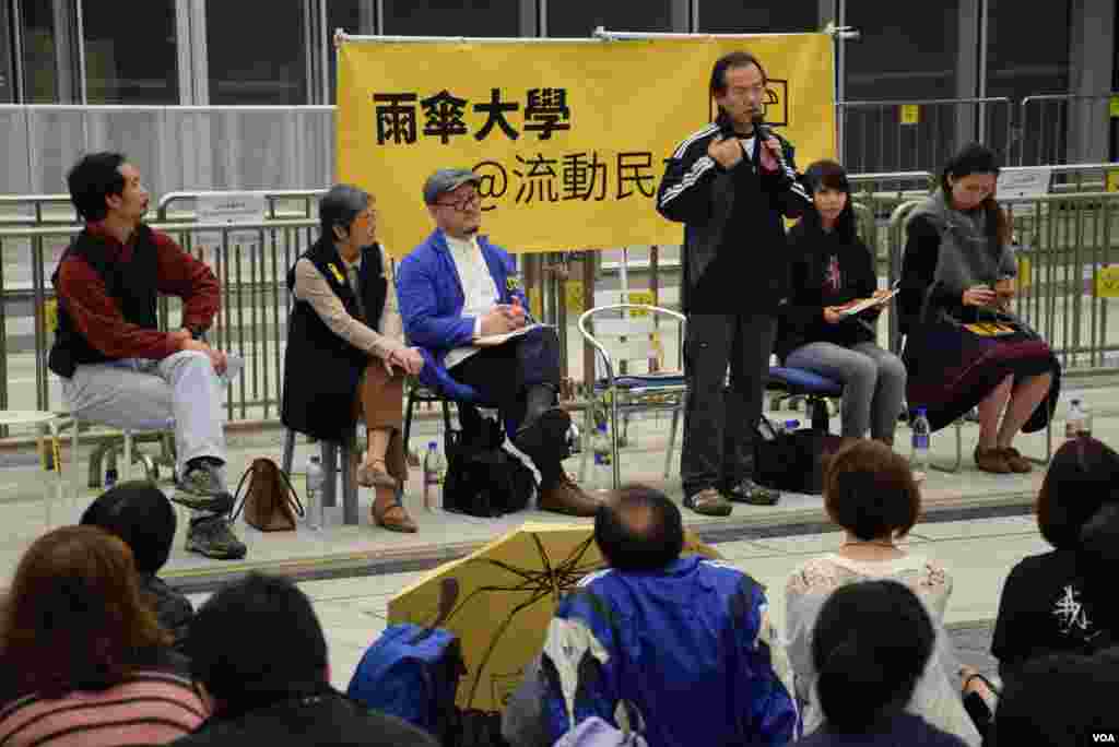 有團體在立法會示威區舉辦「毋忘初衷- 雨傘運動與香港政治困局的回顧與前瞻論壇」，泛民立法會議員張昭雄出席發言。（美國之音湯惠芸拍攝）