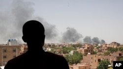 De la fumée s'élève à l'horizon au-dessus de Khartoum, capitale du Soudan, le 22 avril 2023.