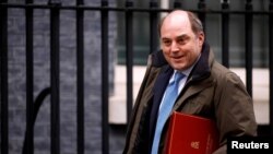 ARCHIVO - El secretario de Defensa de Gran Bretaña, Ben Wallace, camina frente a Downing Street en Londres, Gran Bretaña, el 3 de febrero de 2021. REUTERS/John Sibley/Foto de archivo.