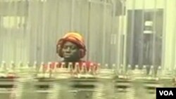 Un travailleur dans une usine de fabrication de boisson sucrée au Kenya.