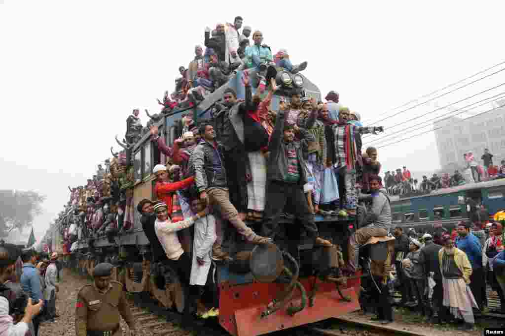 방글라데시 다카 인근 통기에서 &#39;세계 이슬람 신자대회&#39;를 마치고 귀향하는 이슬람 신자들이 열차에 매달려 있다.&nbsp;