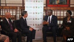 FILE - US Secretary of State Antony Blinken (2nd L) speaks with Director of Research at the Nigerian Institute of Medical Research Oliver Chukwujekwu Ezechi (2nd R) and Director of Research at the Institute Rosemary Audu (R) in Lagos on January 24, 2024. 