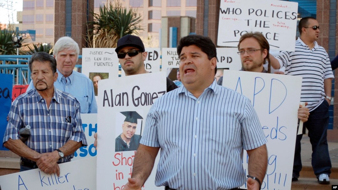 En esta imagen del 2012, Ralph Arellanes pide se investiguen varios tiroteos policiales. Ahora Arellanes ha salido en defensa de los conquistadores españoles y en contra de un programa universitario de estudios chicanos.