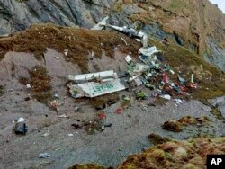 Puing-puing pesawat di ngarai di Sanosware di distrik Mustang dekat kota pegunungan Jomsom, barat Kathmandu, Nepal, Senin, 30 Mei 2022. (Foto: via AP)