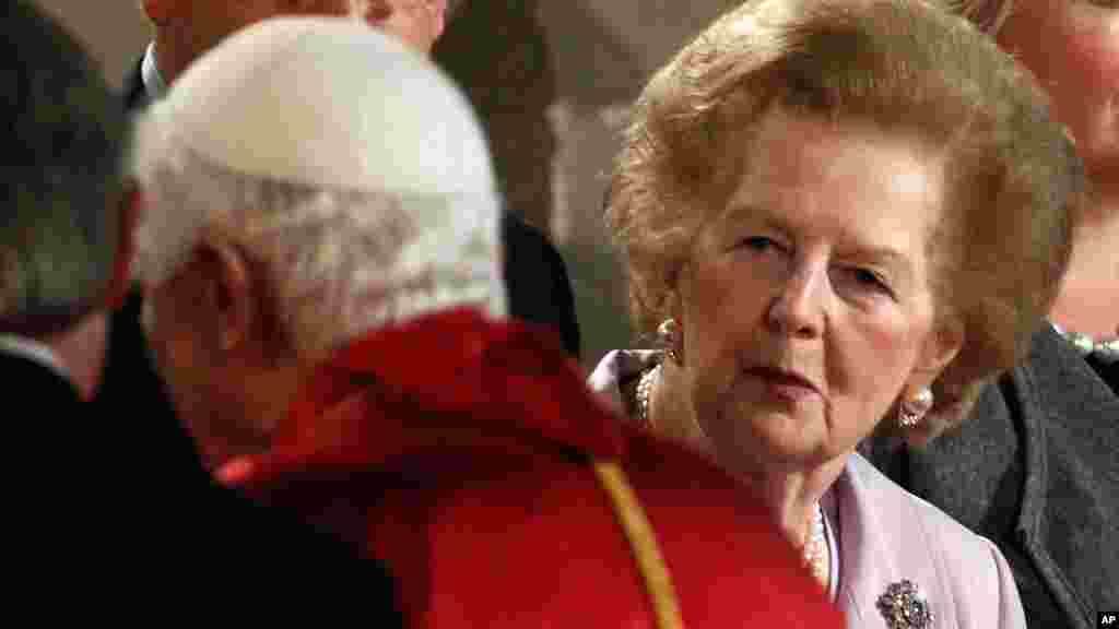 Antiga primeira-ministra brit&acirc;nica Margaret Thatcher esperando apertar a m&atilde;o ao papa Bento XVI em Westminster Hall, Londres, 17 Setembro de 2010.