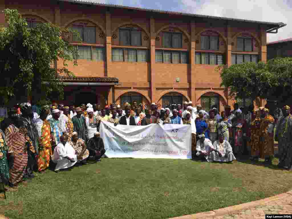 Forum a été initié par l&rsquo;ONG Alafia pour discuter des traditions de veuvage à Lomé, Togo, le 25 octobre 2016. (VOA/Kayi Lawson)