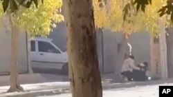 노르웨이에 본부를 둔 인권단체인 헝가우(Hengaw)는 이란 군이 지난 20일에서 21일 사이 서부 쿠르드족 밀집 지역에서 시위대에 중화기를 동원한 공격을 가했다며 영상을 공개했다.