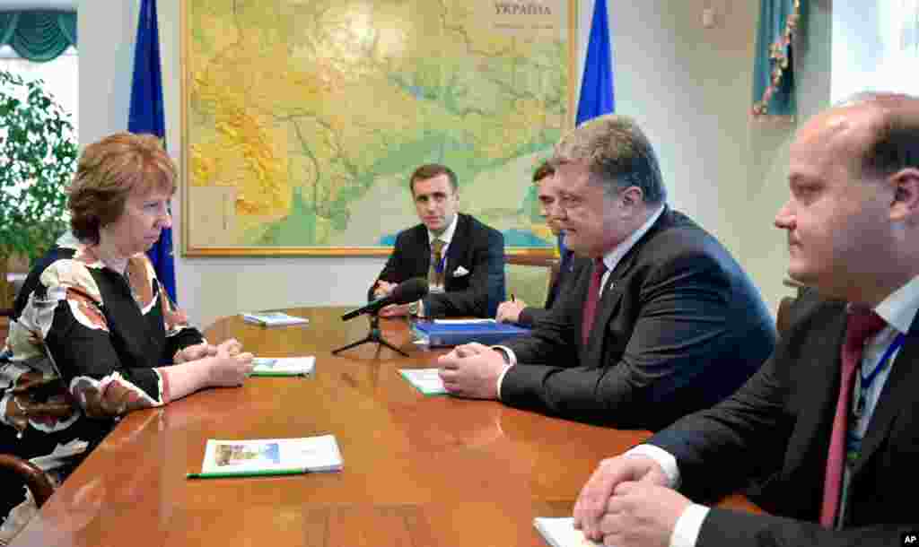Ketrin Ešton na stastanku sa ukrajinskim predsednikom Petrom Porošenkom. 26. avgust, 2014.