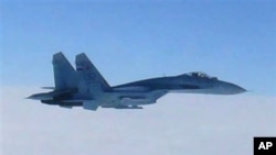 Ruski borbeni avion tipa SU-27 snimljen iznad japanskog ostrva Hokaido, 7. februara 2013