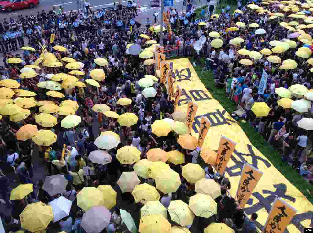 港人重返政總紀念雨傘運動一周年（美國之音海彥拍攝） 