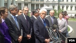 Tom Donohue, President of U.S. Chamber of Commerce, speaks to the media, Washington, June 11, 2013. (D. Robinson/VOA)