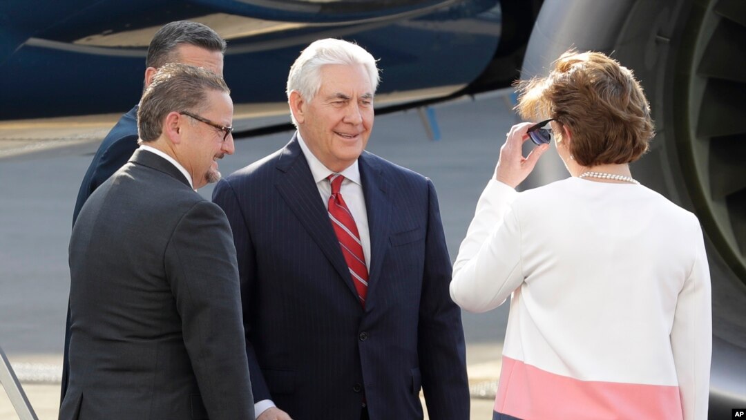 Menteri Luar Negeri AS Rex Tillerson (tengah) disambut Dubes AS untuk Meksiko Roberta Jacobson (kanan) dan Mauricio Ibarra Ponce de Leon, Direktur bagian Amerika Utara di Kementerian Luar Negeri Meksiko di bandar udara Mexico City (22/2). (AP/Rebecca Blackwell)