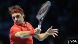 El suizo Roger Federer derrotó a Rafael Nadal en la cancha cerrada del estadio O2 de Londres.