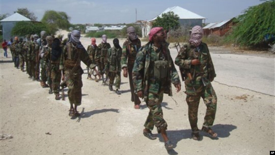 Para anggota militan Al-Shabab berbaris di pinggiran kota Mogadishu (Foto: dok).