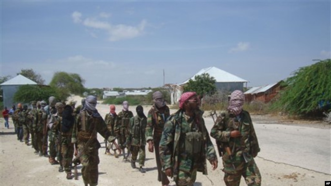 Anggota militan Al-Shabab berbaris di pinggiran kota Mogadishu, Somalia (foto: dok). Amerika meningkatkan pemantauan udara atas kelompok-kelompok militan di Afrika.