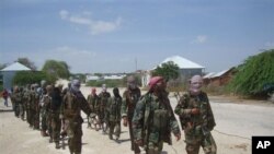 Anggota militan Al-Shabab berbaris di pinggiran kota Mogadishu, Somalia (foto: dok). Amerika meningkatkan pemantauan udara atas kelompok-kelompok militan di Afrika.