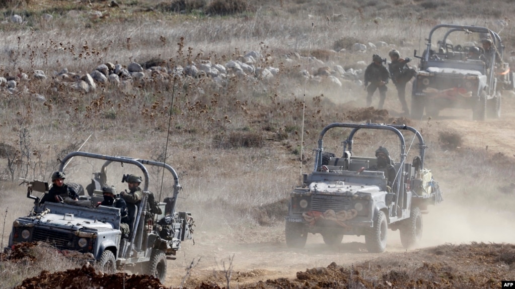 Lực lượng quân sự Israel đang lái xe vào vùng đệm với Syria, gần làng Druze ở Majdal Shams thuộc Cao nguyên Golan do Israel sáp nhập, vào ngày 11/12/2024.