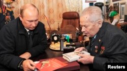 2013年9月18日﹐俄羅斯總統普京(左)與卡拉什尼科夫(右)在伊熱夫斯克見面。