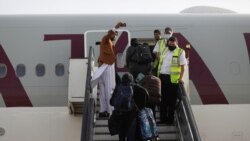 아프가니스탄인이 카불 공항에서 비행기에 탑승하기 전 사진을 찍고 있다. 